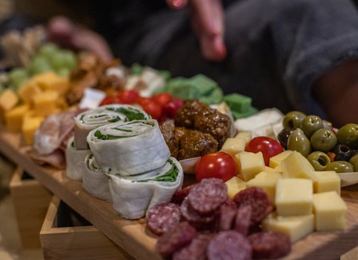 Luftaufnahme eines Ferienhauses in Merselo, Nord-Limburg, mit Teich und gruener Umgebung.