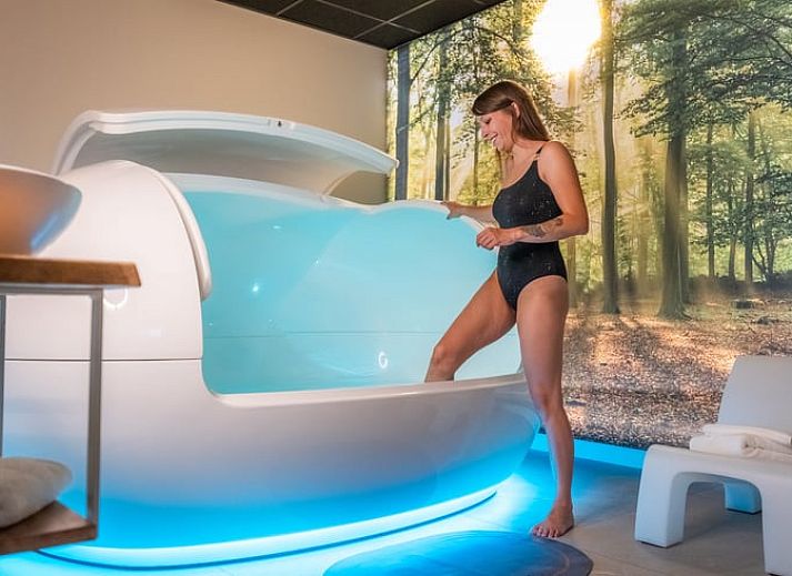 Abendlicher Blick auf die Glamping Lodge im Ferienhaus in Merselo, Nord-Limburg, umgeben von Natur.