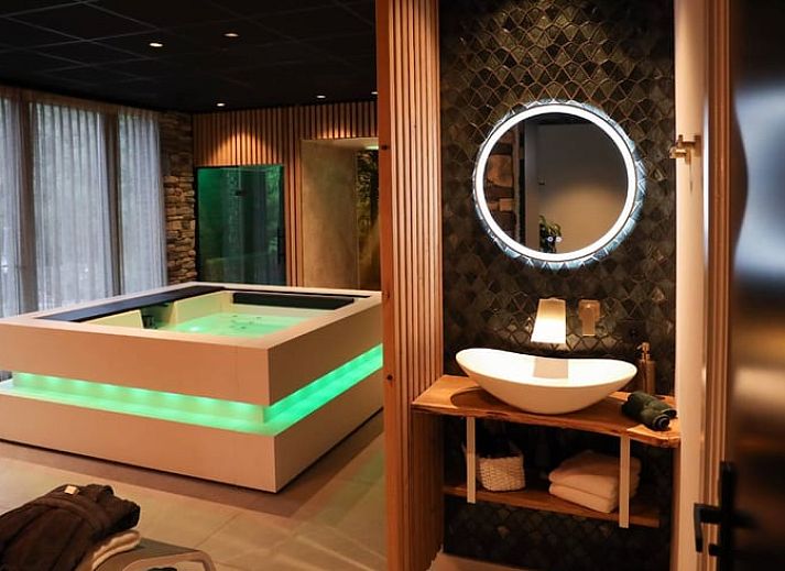 Abendlicher Blick auf die Glamping Lodge im Ferienhaus in Merselo, Nord-Limburg, umgeben von Natur.