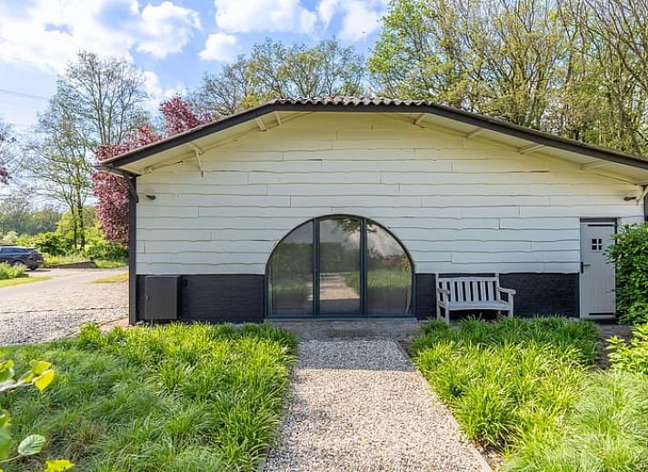 Vorderansicht von Cottage in Merselo, einem charmanten Ferienhaus in Nord-Limburg, umgeben von Natur.