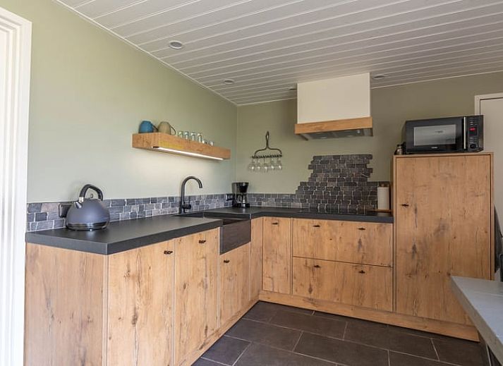 Sonnenuntergang im Cottage in Merselo, Ferienhaus in Nord-Limburg mit schoener gruener Umgebung.