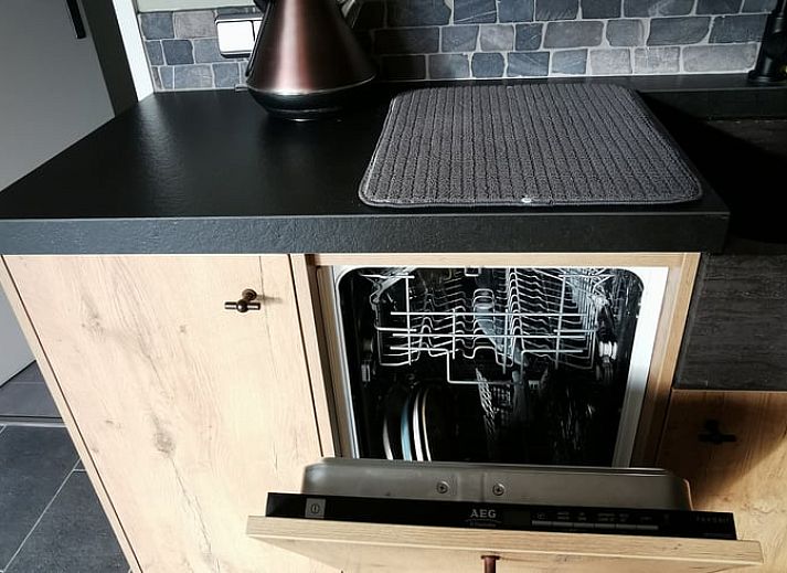 Sonnenuntergang im Cottage in Merselo, Ferienhaus in Nord-Limburg mit schoener gruener Umgebung.