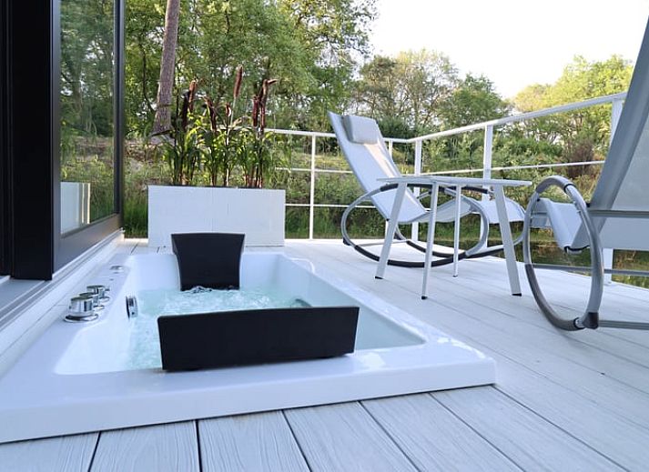 Vakantiehuis in Merselo, Noord Limburg, biedt een moderne, drijvende lodge met terras, omgeven door serene natuur en rustgevend water.