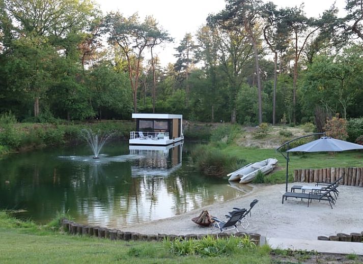 Vakantiehuis in Merselo, Noord Limburg, biedt een moderne, drijvende lodge met terras, omgeven door serene natuur en rustgevend water.