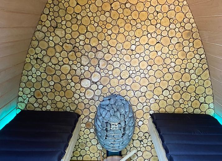 Vakantiehuis in Merselo, Noord Limburg, biedt een moderne, drijvende lodge met terras, omgeven door serene natuur en rustgevend water.