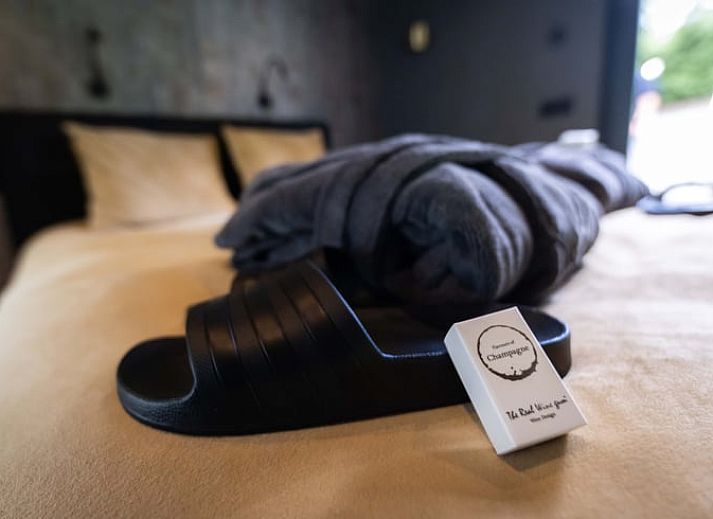 Ontspan op het terras van Vakantiehuis in Merselo, Noord Limburg, met een luxe bubbelbad en uitzicht op de groene natuur.