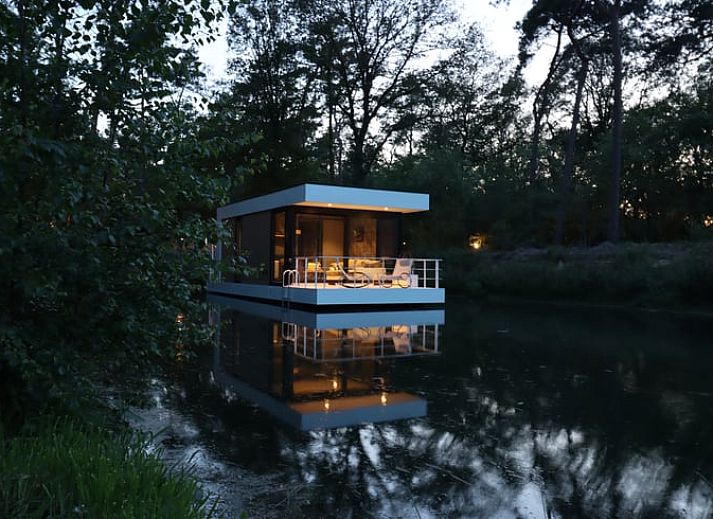 Ontspan op het terras van Vakantiehuis in Merselo, Noord Limburg, met een luxe bubbelbad en uitzicht op de groene natuur.