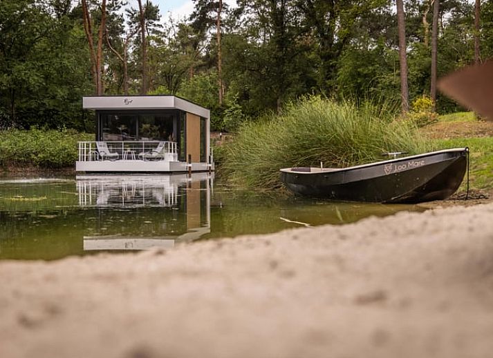 Ontspan op het terras van Vakantiehuis in Merselo, Noord Limburg, met een luxe bubbelbad en uitzicht op de groene natuur.