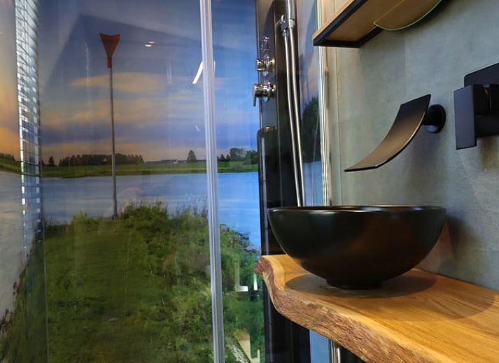 Ontspannen bij Vakantiehuis in Merselo, Noord Limburg, met uitzicht op een serene vijver en omringende natuur.