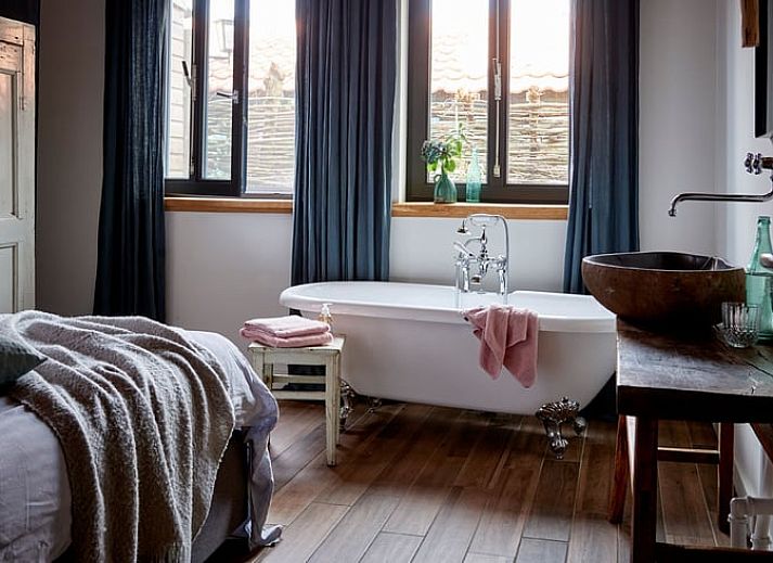 Geniet van het terras bij Vakantiehuisje in Sevenum, een charmante vakantiewoning in het groene Noord Limburg.