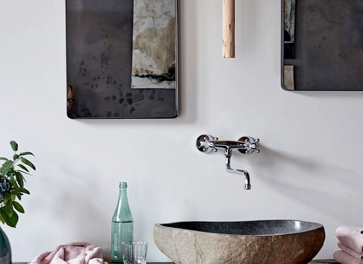 Ontspan op de veranda van Vakantiehuisje in Sevenum, gelegen in het schilderachtige Noord Limburg.