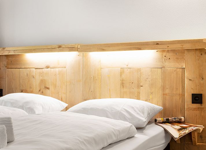 Gezellige woonkamer in Domein De Schatberg 6-persoons woning, Sevenum, met uitzicht op het terras en groene omgeving.