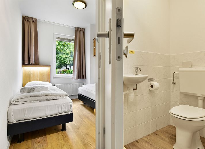 Stijlvolle zithoek in Domein De Schatberg vakantiehuis, Sevenum, Noord Limburg, met moderne meubels en decoratie.