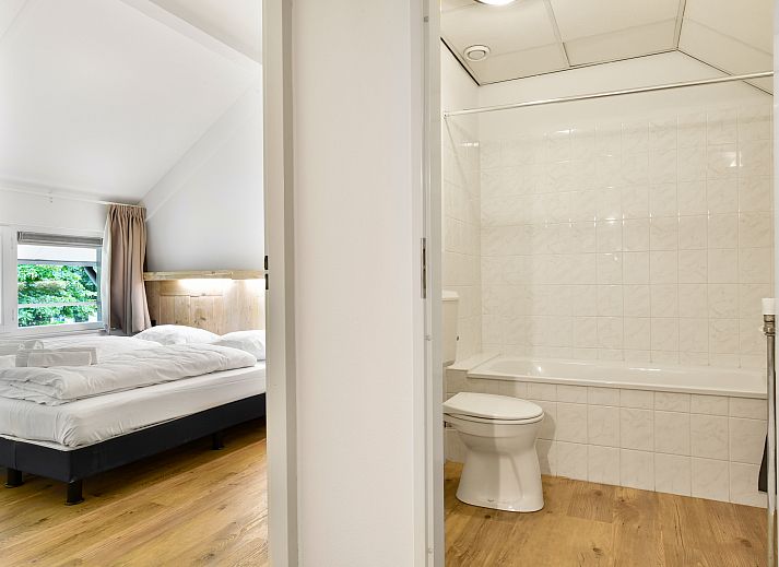 Stijlvolle zithoek in Domein De Schatberg vakantiehuis, Sevenum, Noord Limburg, met moderne meubels en decoratie.