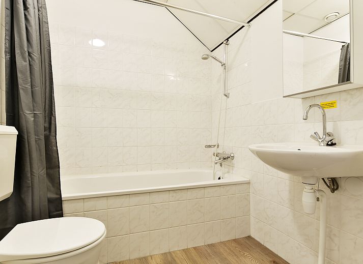 Stijlvolle zithoek in Domein De Schatberg vakantiehuis, Sevenum, Noord Limburg, met moderne meubels en decoratie.