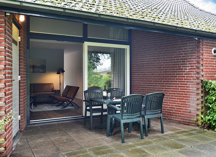 Stijlvolle zithoek in Domein De Schatberg vakantiehuis, Sevenum, Noord Limburg, met moderne meubels en decoratie.