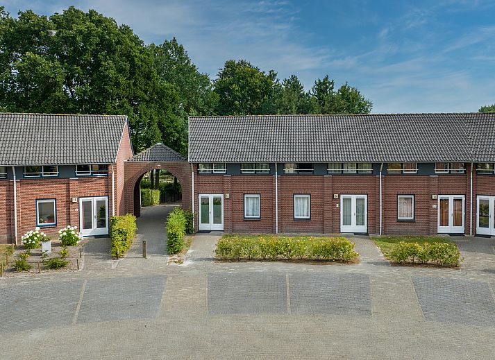 Comfortabele bank in Domein De Schatberg 6-persoons woning, Sevenum, met bijzettafel en sfeervolle verlichting.