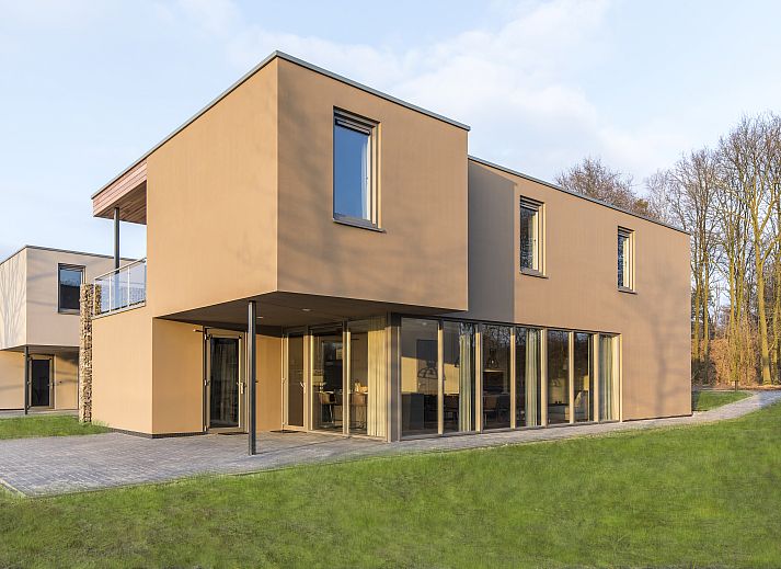 Domein De Schatberg 12-persoons watervilla in Sevenum, Noord Limburg met moderne architectuur en groene omgeving.