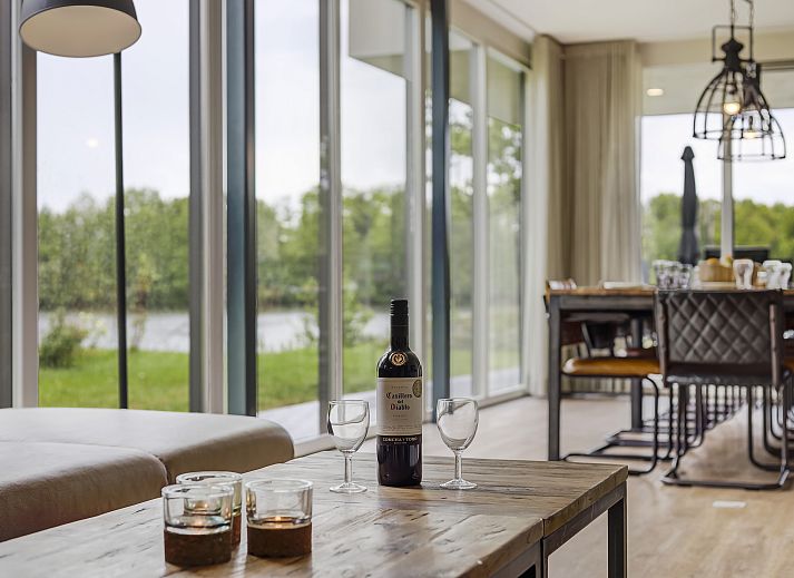 Stijlvolle woonkamer in Domein De Schatberg watervilla, vakantiehuis in Sevenum, Noord Limburg met ruim interieur.