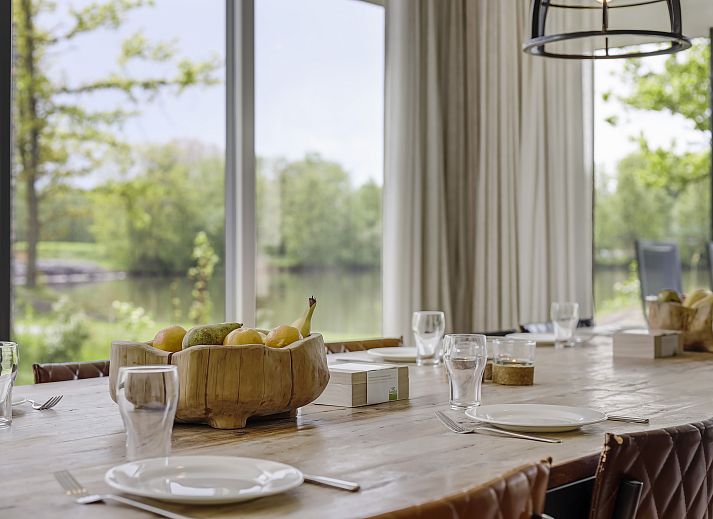 Stijlvolle woonkamer in Domein De Schatberg watervilla, vakantiehuis in Sevenum, Noord Limburg met ruim interieur.