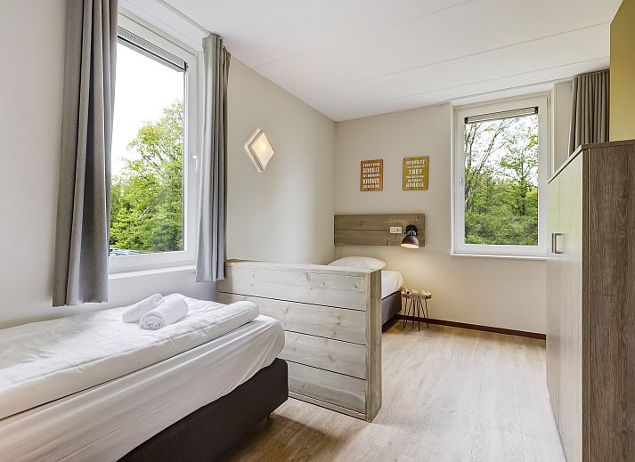 Gezellige zithoek met uitzicht op het water in Domein De Schatberg watervilla, ideaal vakantiehuis in Sevenum, Limburg.