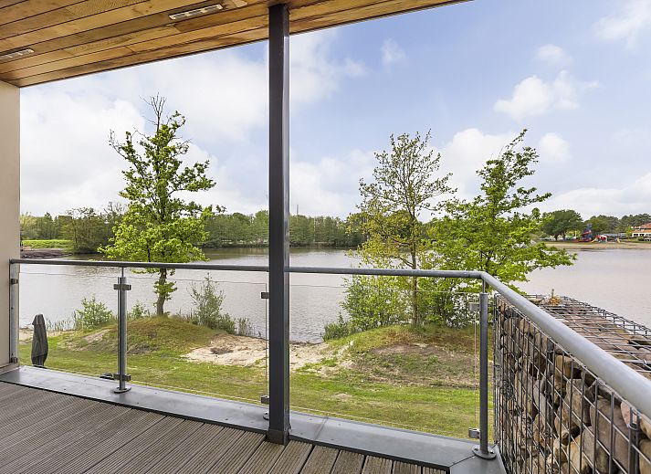 Moderne keuken in Domein De Schatberg watervilla, perfect voor een 12-persoons vakantie in Sevenum, Noord Limburg.