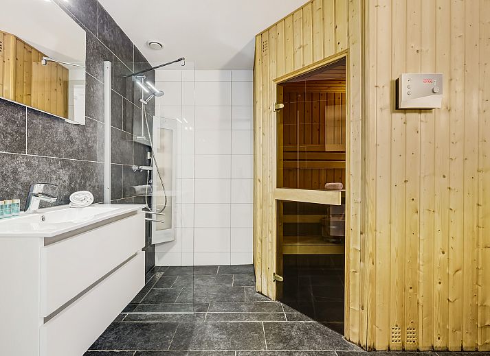 Eetkamer met grote tafel in de watervilla van Domein De Schatberg, vakantiehuis in het prachtige Sevenum, Limburg.