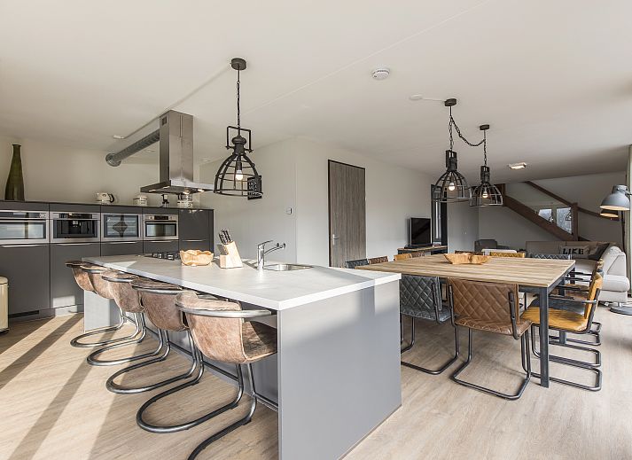 Domein De Schatberg watervilla in Sevenum met ruim terras en groene omgeving.