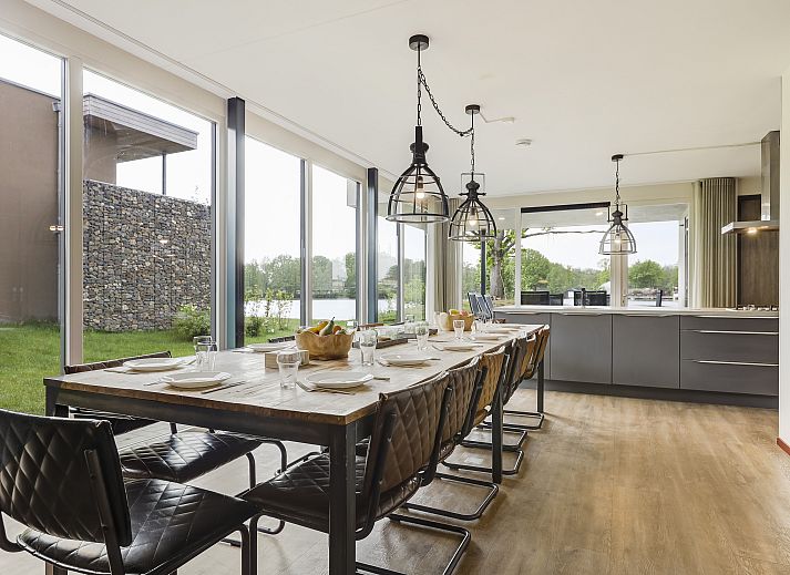 Stijlvolle woonkamer in 14-persoons watervilla, Domein De Schatberg, Sevenum.