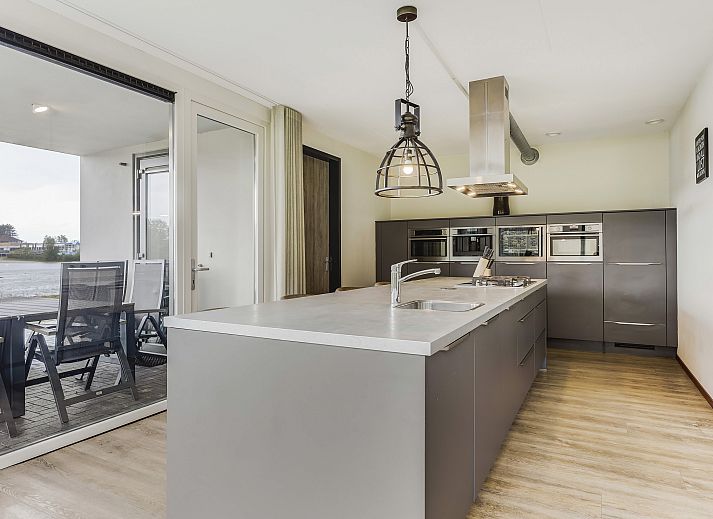 Moderne keuken met kookeiland in watervilla, Domein De Schatberg, Noord Limburg.