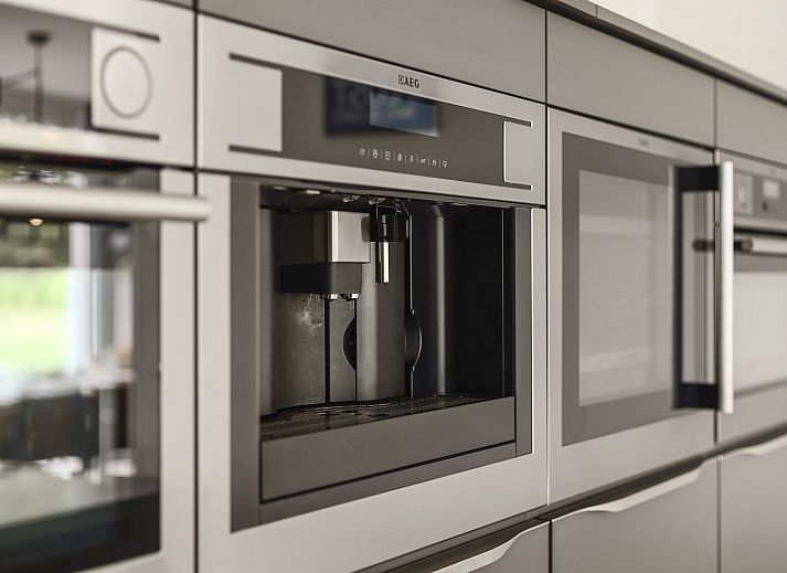 Moderne keuken met kookeiland in watervilla, Domein De Schatberg, Noord Limburg.