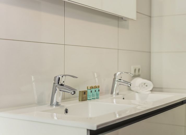 Moderne keuken met kookeiland in watervilla, Domein De Schatberg, Noord Limburg.