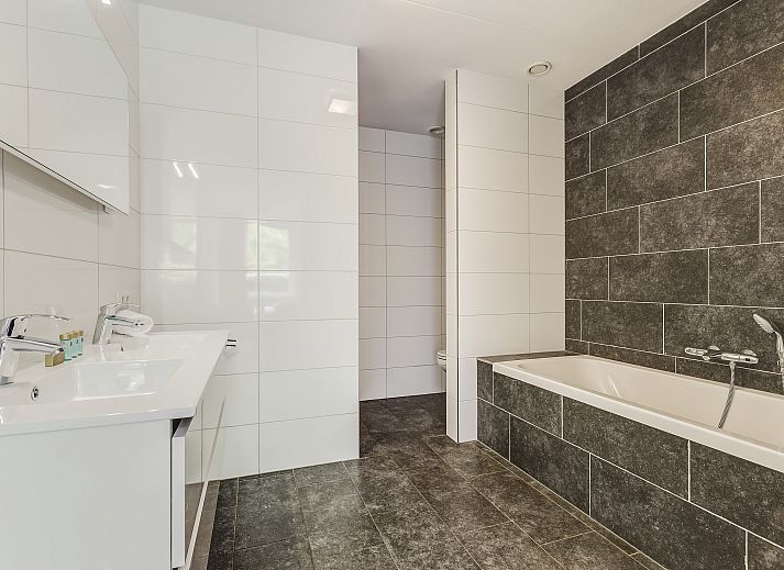 Gezellige zithoek met trap in vakantiehuis, Domein De Schatberg, Sevenum.