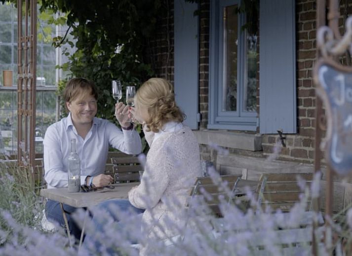 Knusse zithoek met open haard in Huisje in Sevenum, vakantiehuis in Limburg.