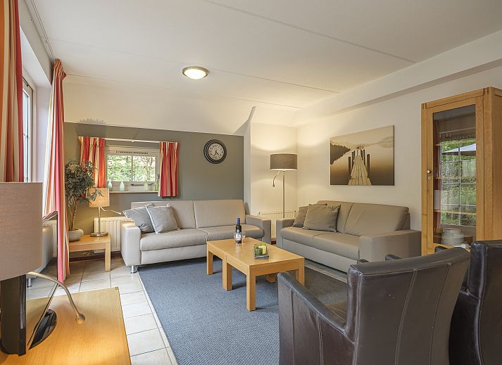 Gezellige woonkamer van Domein De Schatberg 8-persoons bungalow 8CE in Sevenum, Limburg met comfortabele banken.