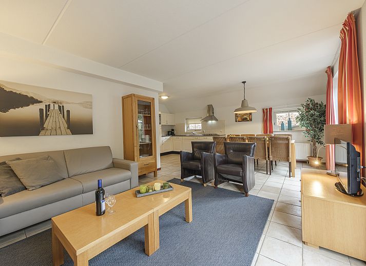 Gezellige woonkamer van Domein De Schatberg 8-persoons bungalow 8CE in Sevenum, Limburg met comfortabele banken.