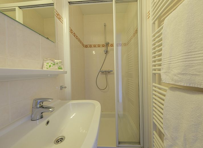 Ruime open keuken en eetruimte in Domein De Schatberg 8-persoons bungalow 8CE, Sevenum, Limburg.