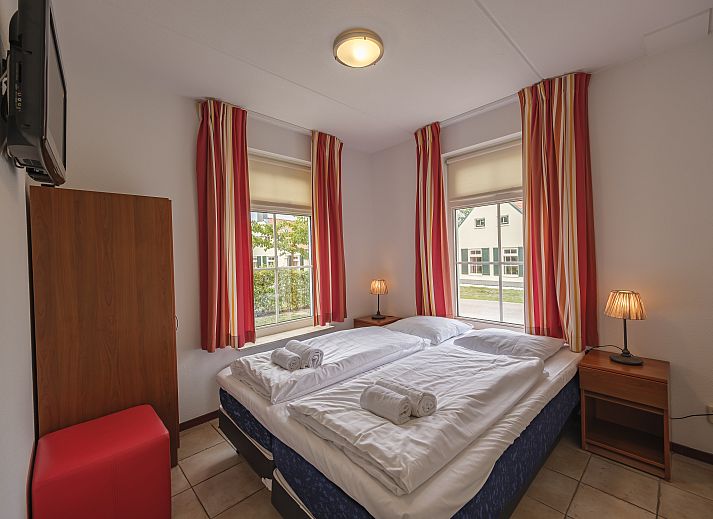 Ruime open keuken en eetruimte in Domein De Schatberg 8-persoons bungalow 8CE, Sevenum, Limburg.