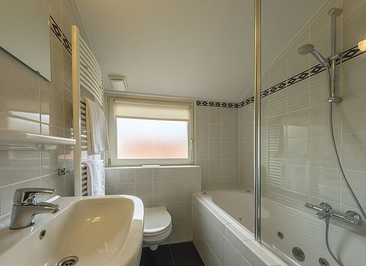 Ruime open keuken en eetruimte in Domein De Schatberg 8-persoons bungalow 8CE, Sevenum, Limburg.