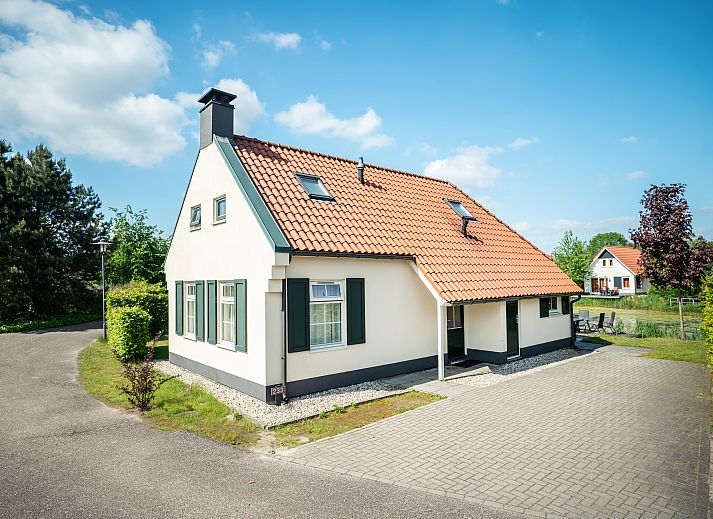 Ruime open keuken en eetruimte in Domein De Schatberg 8-persoons bungalow 8CE, Sevenum, Limburg.
