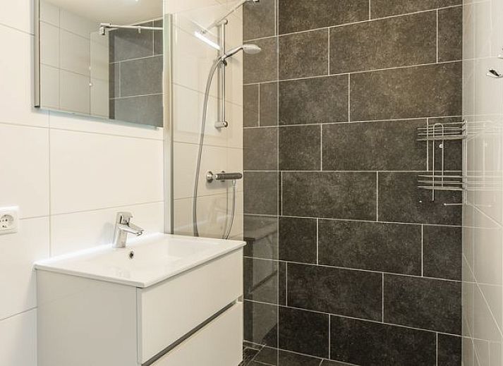 Guest house 385230 - Bungalow Noord Limburg - Domein De Schatberg | 14-persoons watervilla | 14C1