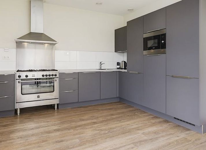 Guest house 385230 - Bungalow Noord Limburg - Domein De Schatberg | 14-persoons watervilla | 14C1