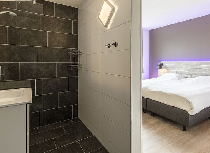 Guest house 385230 - Bungalow Noord Limburg - Domein De Schatberg | 14-persoons watervilla | 14C1