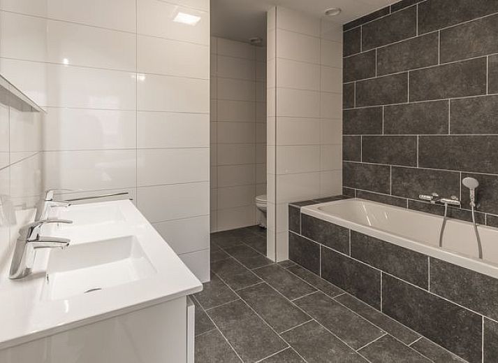 Guest house 385230 - Bungalow Noord Limburg - Domein De Schatberg | 14-persoons watervilla | 14C1
