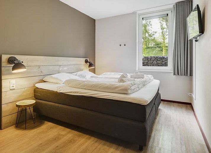 Guest house 385230 - Bungalow Noord Limburg - Domein De Schatberg | 14-persoons watervilla | 14C1