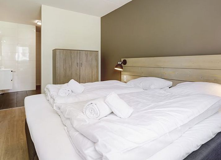 Guest house 385230 - Bungalow Noord Limburg - Domein De Schatberg | 14-persoons watervilla | 14C1