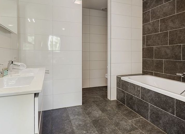Guest house 385230 - Bungalow Noord Limburg - Domein De Schatberg | 14-persoons watervilla | 14C1