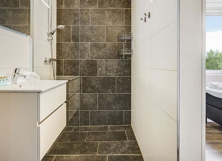 Guest house 385230 - Bungalow Noord Limburg - Domein De Schatberg | 14-persoons watervilla | 14C1