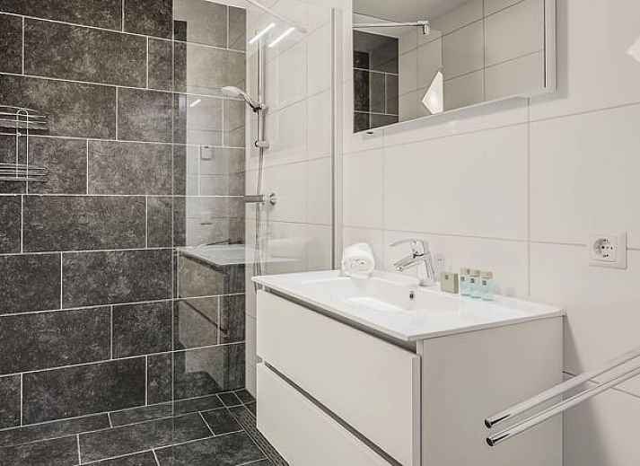 Guest house 385230 - Bungalow Noord Limburg - Domein De Schatberg | 14-persoons watervilla | 14C1