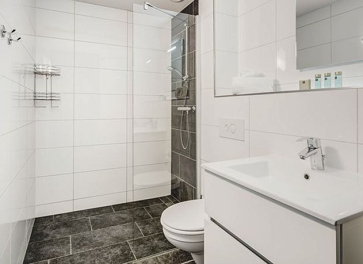 Guest house 385230 - Bungalow Noord Limburg - Domein De Schatberg | 14-persoons watervilla | 14C1